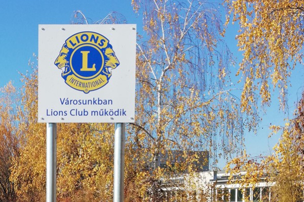 ´´Városunkban Lions Club működik´´ tábla fogadja az Egerbe érkezőket
